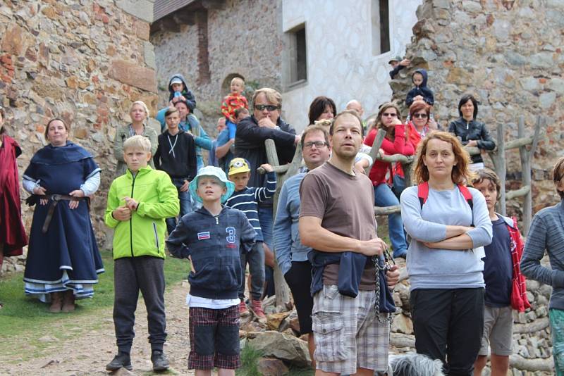 Šermířská utkání z drsného středověku, dobové stánky a další historické zajímavosti si v sobotu užili návštěvníci hradu Točník. 