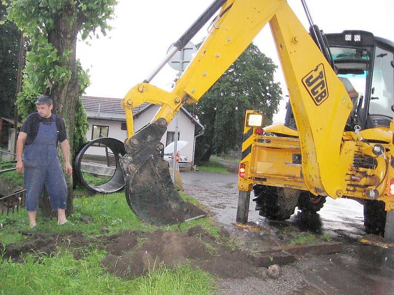 Lážovičtí vybagrovali odvodňovací strouhy