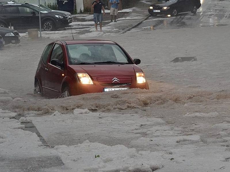 Kroupy a zatopené ulice na Hořovicku