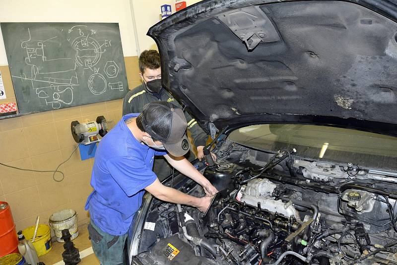 Z odborného výcviku na Středním odborném učilišti Beroun-Hlinky: práce na motoru Fordu Focus.