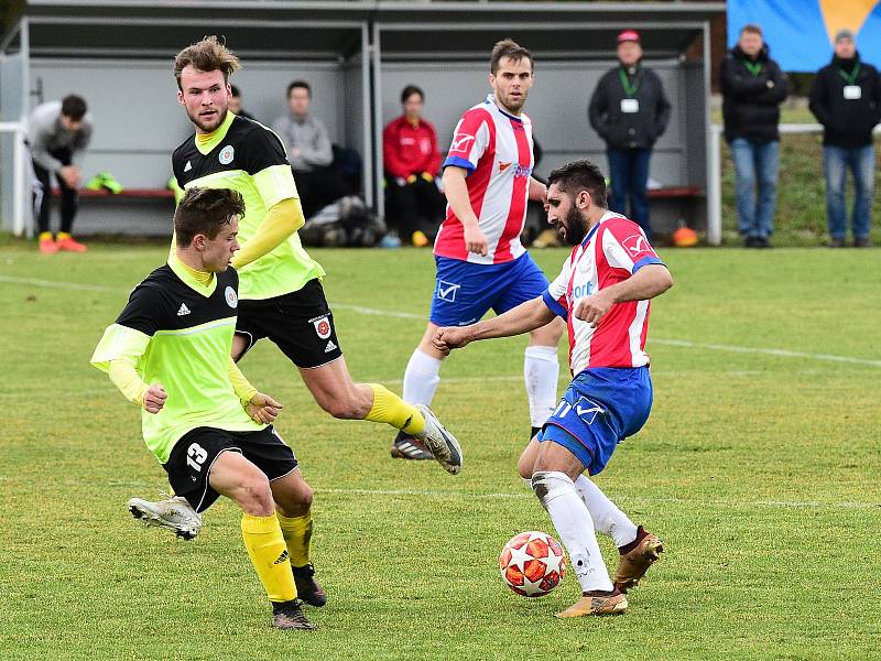 Fotbalisté Berouna (v pruhovaném) doma nestačili na Tatran.