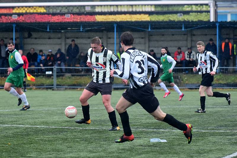 Zajímavý duel se hrál na umělé trávě v Berouně, kde Nový Jáchymov ( v zeleném) přivítal Osek. Ten sice vedl, ale po přestávce Čechie zápas otočila na 3:1.