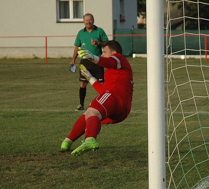 V Podluhách o postupu Březové rozhodovaly až penalty.