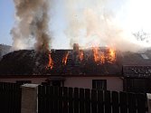 Při březnovém požáru rodinného domu ve Žloukovicích se oheň rychle šířil. Kontrolovat komíny a spalinové cesty je nezbytnost.