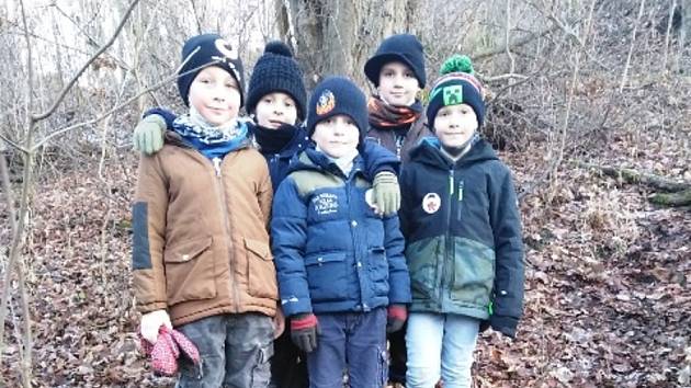 Děti navštívily studánku, trochu poklidily před zimou a zjistily, že po třech letech se opět lesní studánka naplnila vodou.