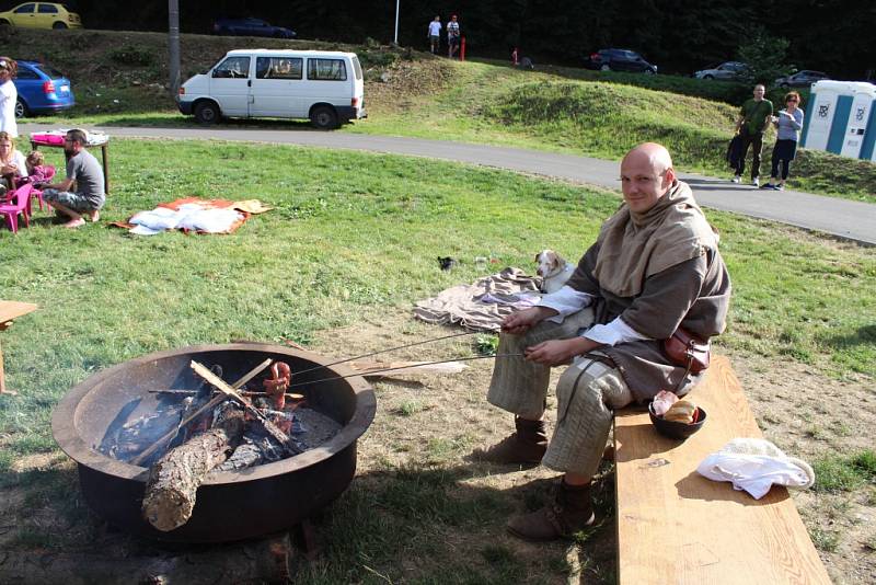 Letošní ročník Velké bitvy v Nižboru, který se konal v sobotu na prostranství Panské louky u řeky Berounky, přinesl přenesl návštěvníky nejen do středověku, ale i do období druhé světové války.