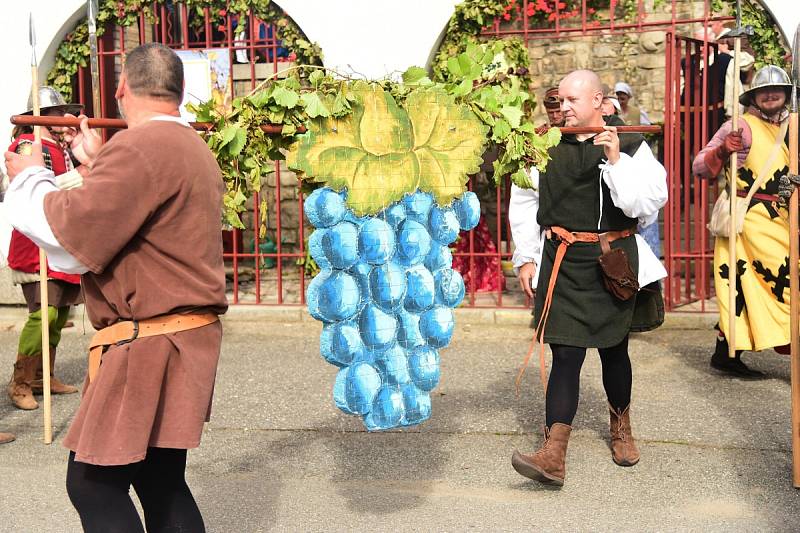 Z císařského průvodu v rámci Karlštejnského vinobraní.