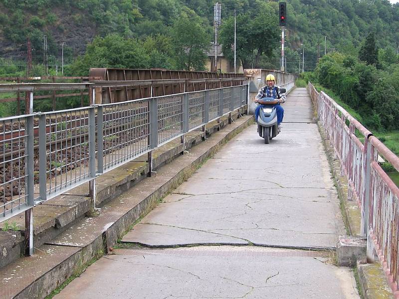 Lávka přes Berounsku je v dezolátním stavu