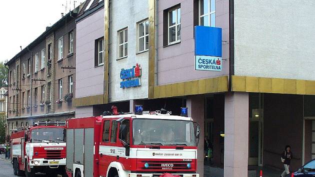 Při zásahu v budově České spořitelny v Berouně byla jako příčina domnělého požáru profesionálními hasiči nakonec nalezena vyhořelá tlumivka pod plechovým krytem