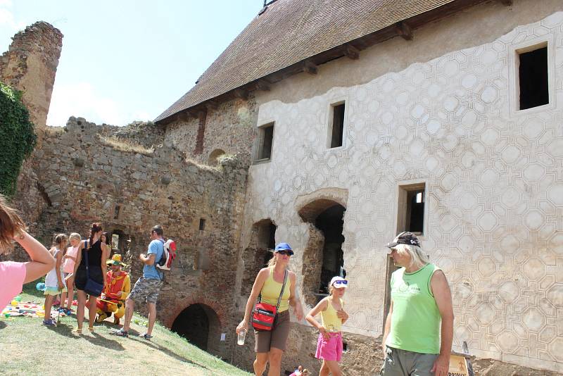 Stovky lidí a zejména rodiny s dětmi vyrazily v sobotu na hrad Točník, kde se konal další ročník akce Oživlá historie.