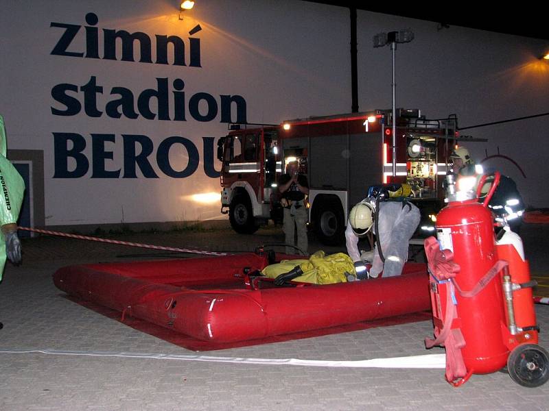 Cvičení složek integrovaného záchranného systému na zimním stadionu v Berouně