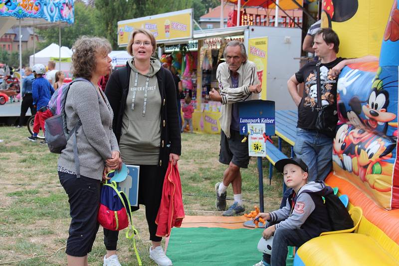 V berounském autokempu bylo o víkendu rušno. Konal se zde už 13. ročník závodů dračích lodí Berounský drak. Jeho součástí byl i Lunapark pro děti.