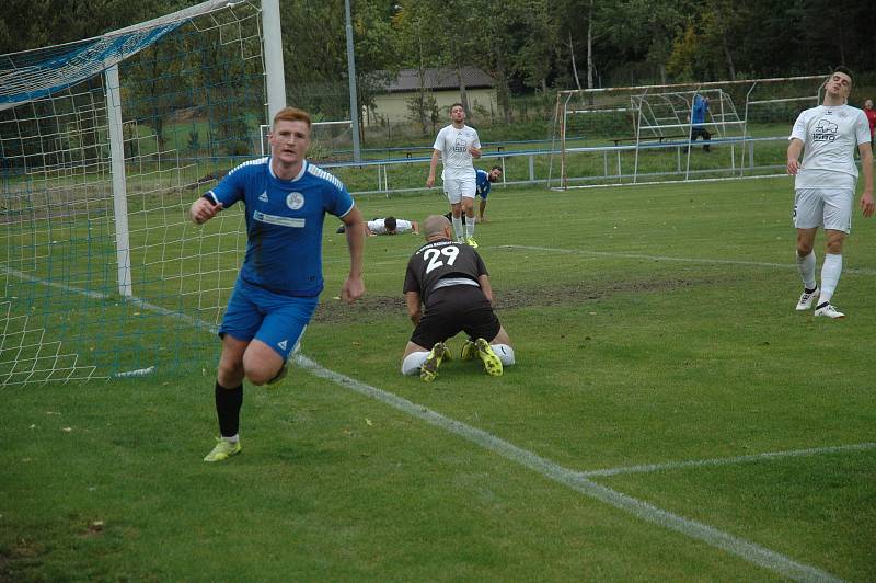 Fotbalisté Hořovicka (v modrém) slavili výhru nad Mariánkami.