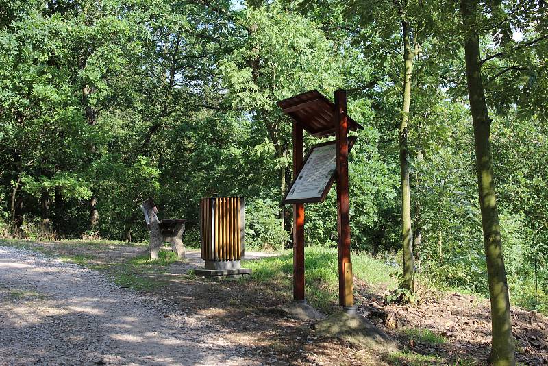 Lesopark Knihov ve Zdicích se stal oblíbeným místem pro pasivní i aktivní odpočinek.