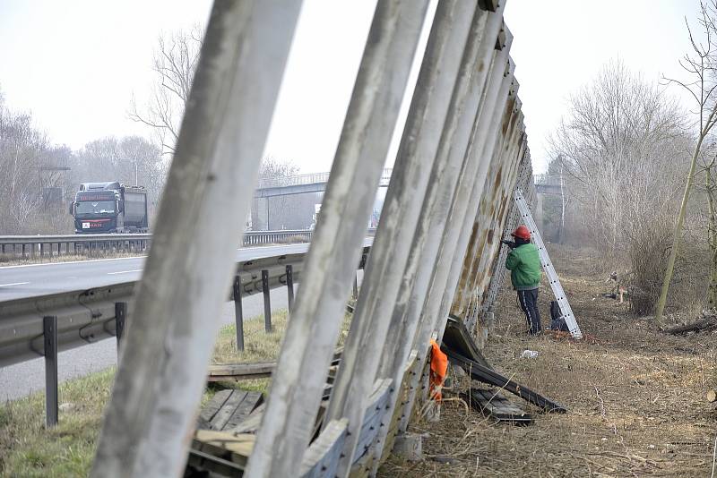 Práce na opravách protihlukové stěny u Zdic