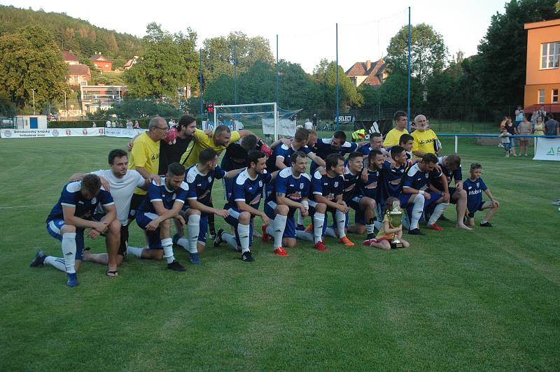 Vítězný pohár získali fotbalisté Komárova.