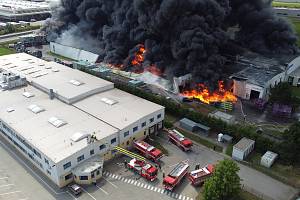 Požár výrobní haly a skladovací haly Novares CZ v Žebráku