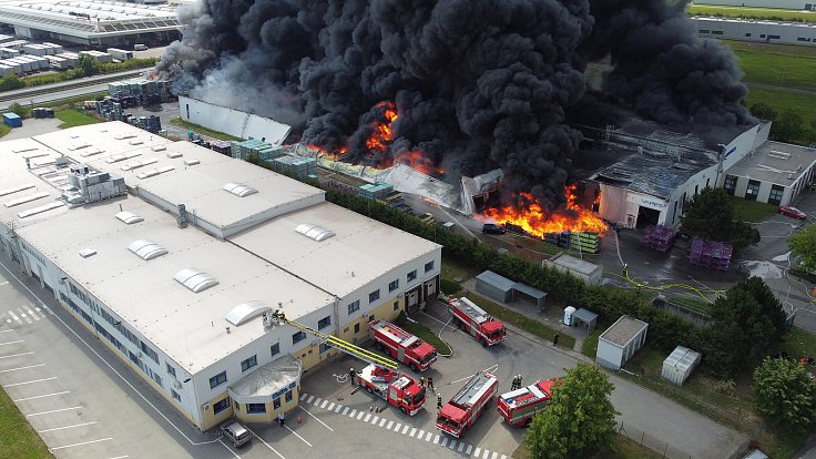 Požár výrobní haly a skladovací haly Novares CZ v Žebráku