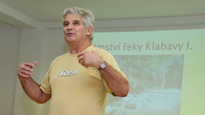 Ze křtu knihy 'Tajemství řeky Klabavy' v knihovně ve Strašicích.