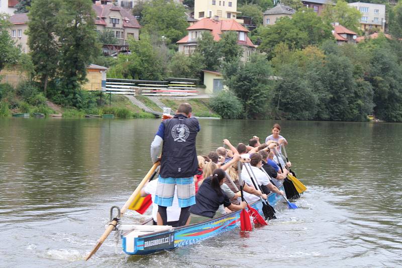 V berounském autokempu bylo o víkendu rušno. Konal se zde už 13. ročník závodů dračích lodí Berounský drak. Jeho součástí byl i Lunapark pro děti.