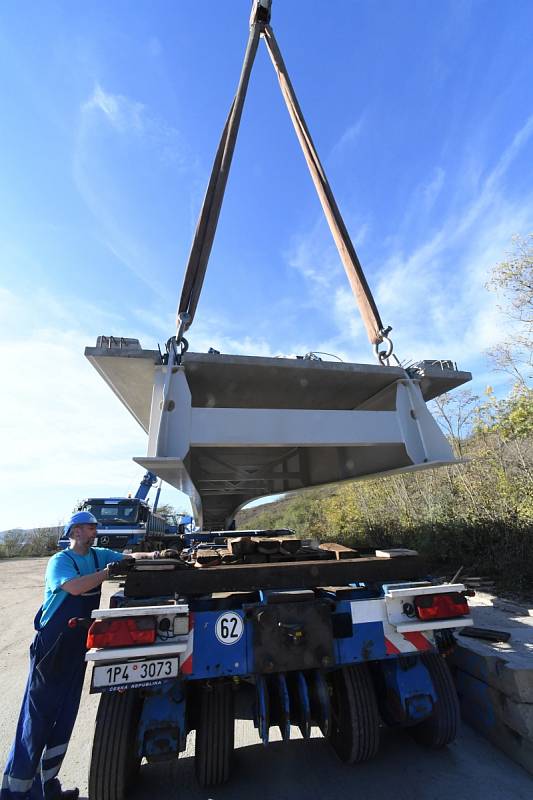 Transport nové lávky pro pěší přes dálnici D5 v Králově Dvoře.