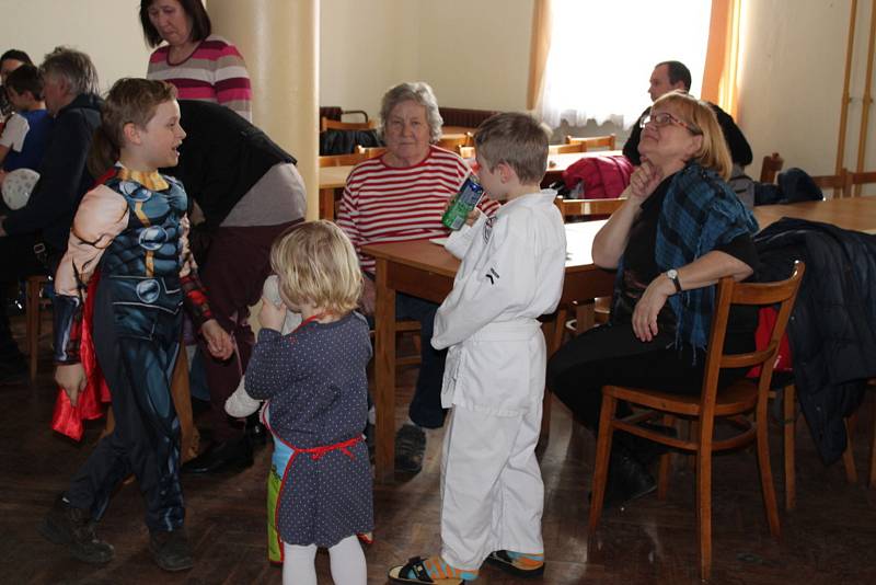 Spousta legrace, zábavy a různých soutěží provázely v sobotu dětský karneval v obci Tetín.