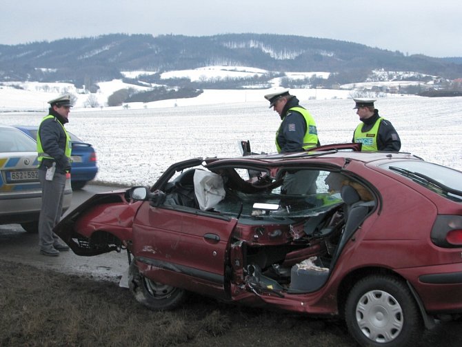 Při dopravní nehodě zemřel muž, řidička je těžce zraněná