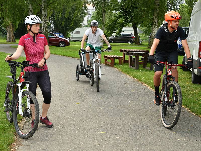 Cyklisté při víkendové akci pro celou rodinu Kolo pro život.