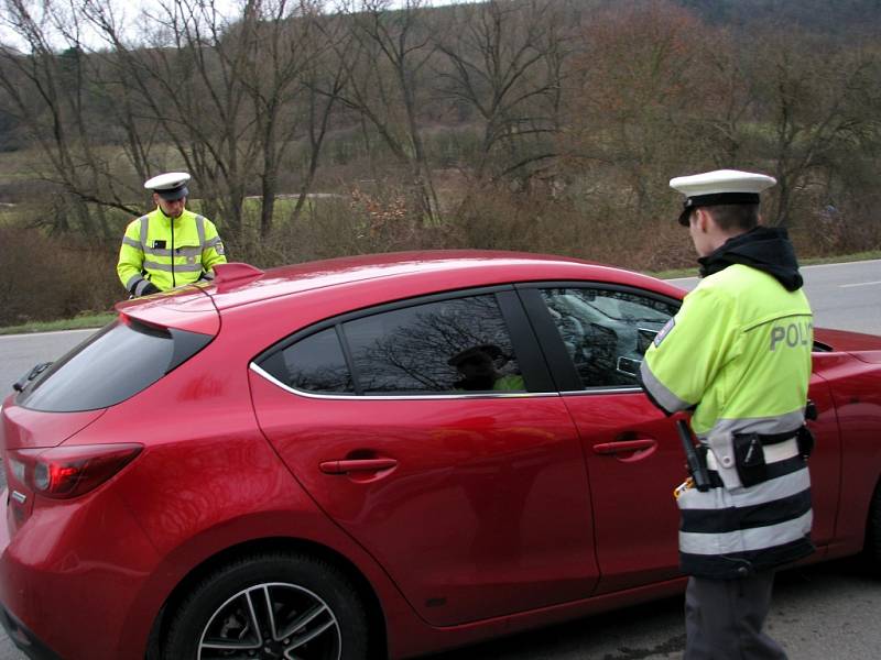 Policisté rozdávají řidičům vesty