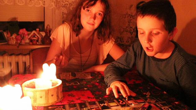 Výpadek elektřiny ponořil část Berouna i Králova  Dvora do tmy. Ke slovu tak přišly svíčky a stolní hry. 