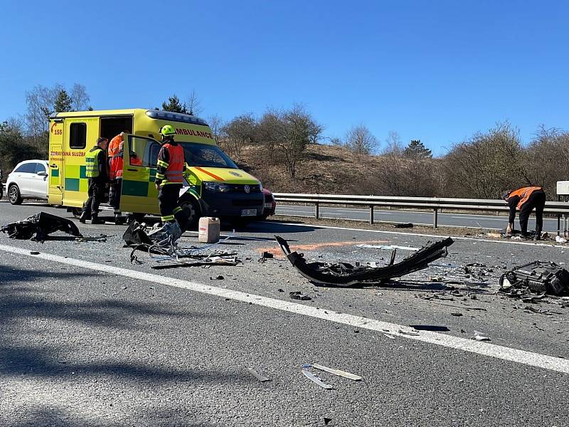 Dopravní nehoda na dálnici D5 směr Rozvadov: střet osobního a nákladního auta.