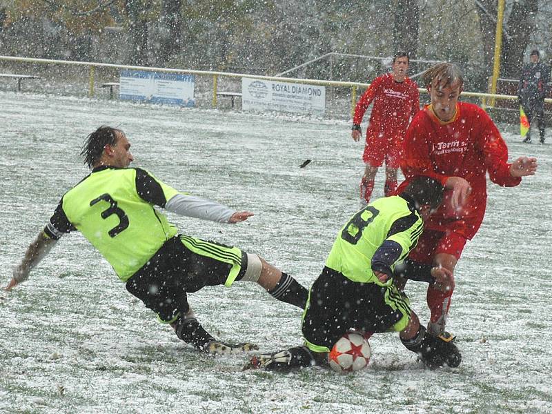 Fotbalisté Hostomic ve sněhové vánici porazili Maršovice 2:1.