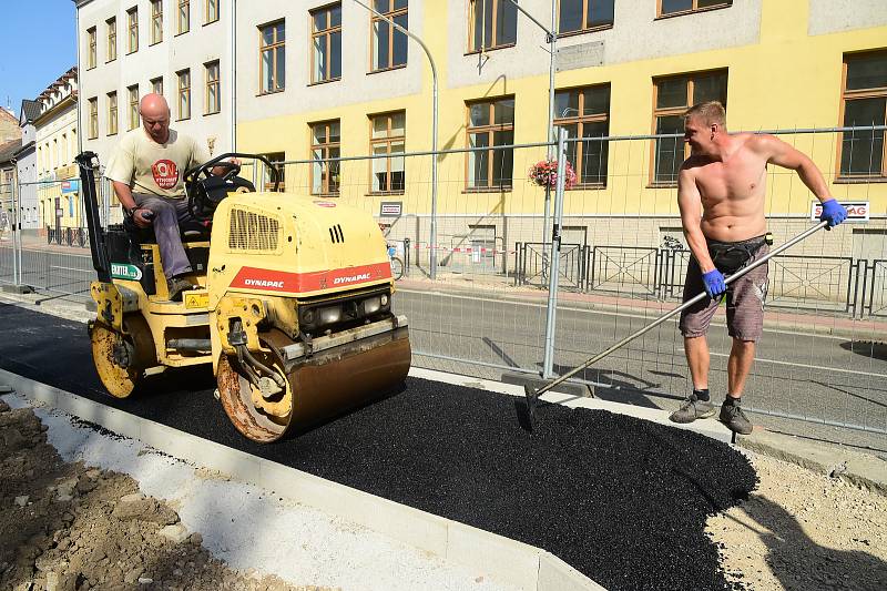 Nový propojovací chodník v ulici Havlíčkova a Plzeňská bude hotový do začátku školního roku.