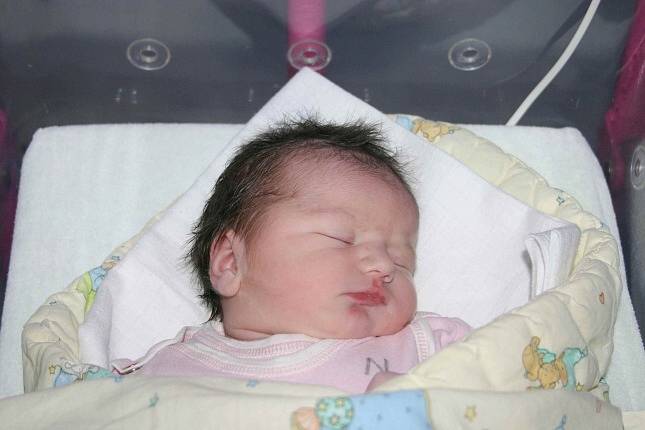 Manželům Lucii a Jakubovi Jiráskovým se ve čtvrtek 18. 12. narodila prvorozená dcerka Adélka. Po narození vážila holčička 3,53 kg a měřila 49 cm. Svoji malou brunetku si šťastní rodiče odvezou domů do Roztok.