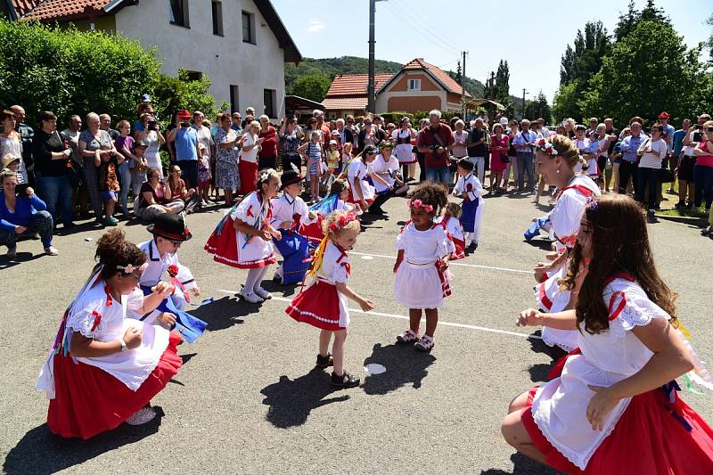 Staročeské suché máje v králodvorských Popovicích.