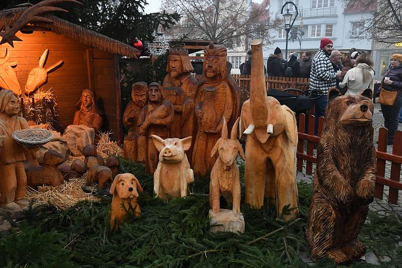 Na berounském náměstí rozsvítili vánoční strom a zahájili advent.