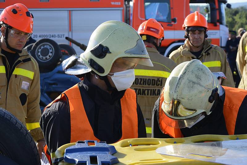Z Velké ceny Hořovic, hasičské soutěže ve vyprošťování osob z havarovaných vozidel na letišti Tlustice.