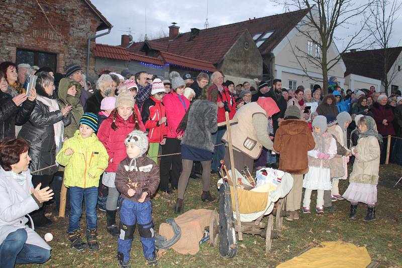 Jubilejní ročník Živého betléma v Otročiněvsi veřejnosti představil Ježíšky, kteří ulehli do kolébky v jesličkách za posledních dvacet let.