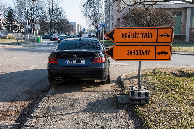 Vedení objízdné trasy v Berouně v ulici Košťálkova