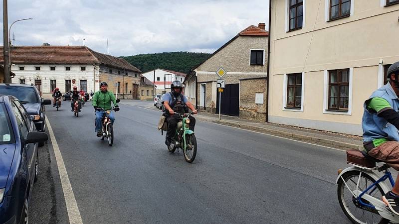 Desítky mopedistů i mopedistek se v sobotu před polednem sešly u obecního úřadu v Lochovicích.