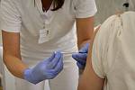 Povinné očkování proti covidu se šíří Evropou