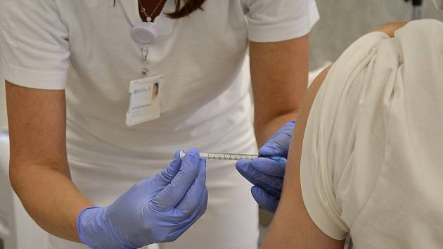 Povinné očkování proti covidu se šíří Evropou
