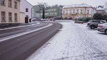 Zasněžené ulice v Berouně v pondělí 12. prosince 2022.