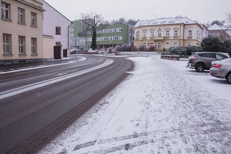 Zasněžené ulice v Berouně v pondělí 12. prosince 2022.