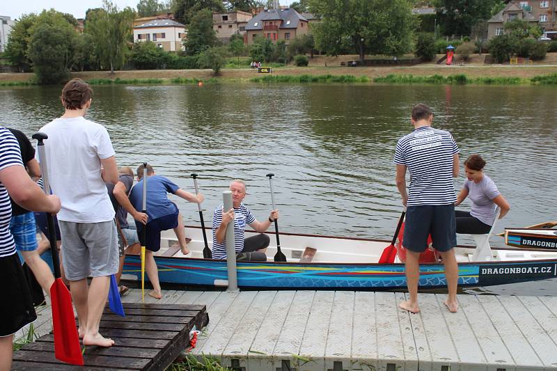 V berounském autokempu bylo o víkendu rušno. Konal se zde už 13. ročník závodů dračích lodí Berounský drak. Jeho součástí byl i Lunapark pro děti.