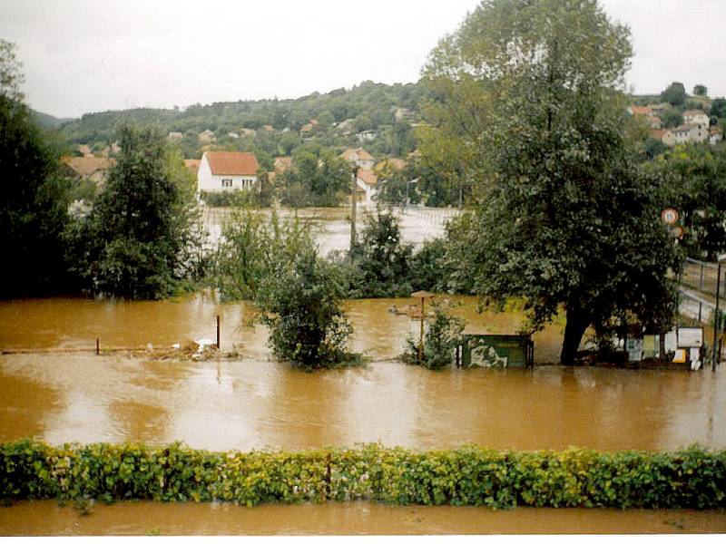 V roce 2002 přišly stovky rodin v Hýskově, Nižboru, Srbsku, Karlštejně i Zadní a Hlásné Třebani o střechu nad hlavou. Dodnes nejsou před velkou vodou chráněni. Protipovodňová opatření se zrealizovala pouze v Berouně a Králově Dvoře.
