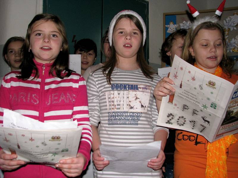 K akci Česko zpívá koledy se přidaly stovky hořovických školáků. Žáci zpívali na chodbách a schodištích budovy druhé základní školy a gymnázia. 