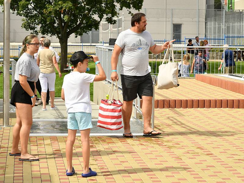 Ze slavnostního otevření berounského venkovního koupaliště na Velkém sídlišti.