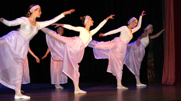 Závěrečné baletní vystoupení tanečnic ze Základní umělecké školy V. Talicha