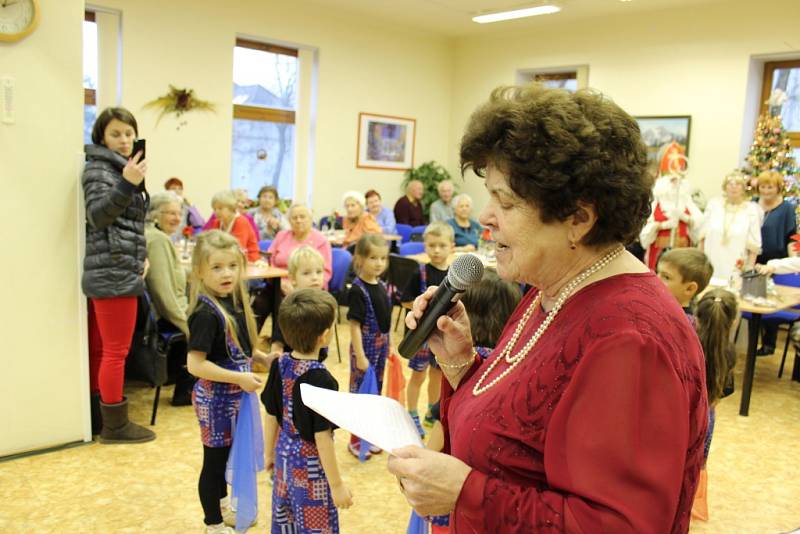 Mikulášská nadílka v berounském klubu důchodců. 